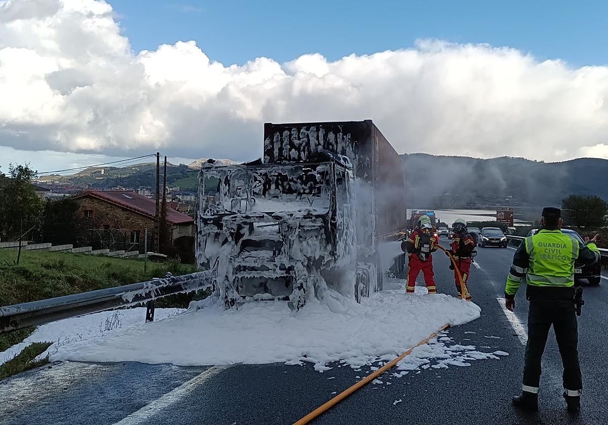 Los bomberos de Cantabria sofocando el incencio.