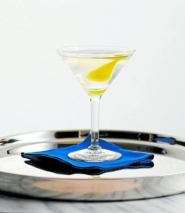 Una elegante copa de cóctel con el «Flame of Love» ya servido.