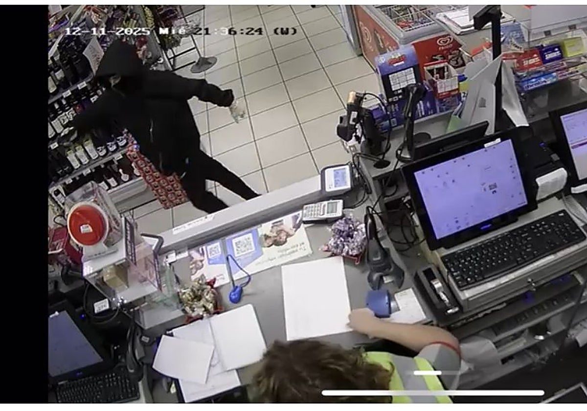 Uno de los detenidos atraca la gasolinera de Torres a punta de pistola, el miércoles de la semana pasada, en imágenes captadas por la cámara de seguridad.