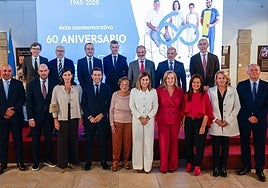 Foto de familia de autoridades, representantes de instituciones y empresas antes de comenzar el acto