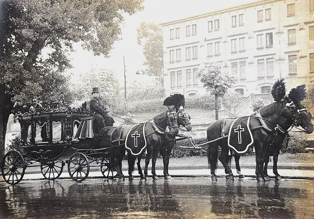 Imagen de uno de los antiguos coches fúnebres de la compañía cántabra.