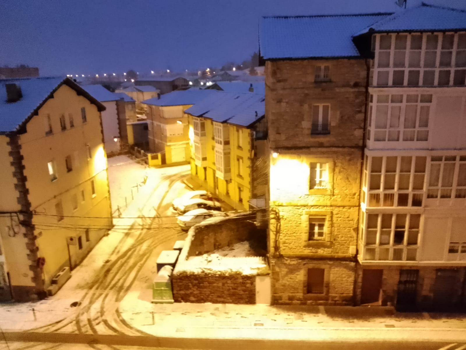 Reinosa ha amanecido cubierta por la nieve.