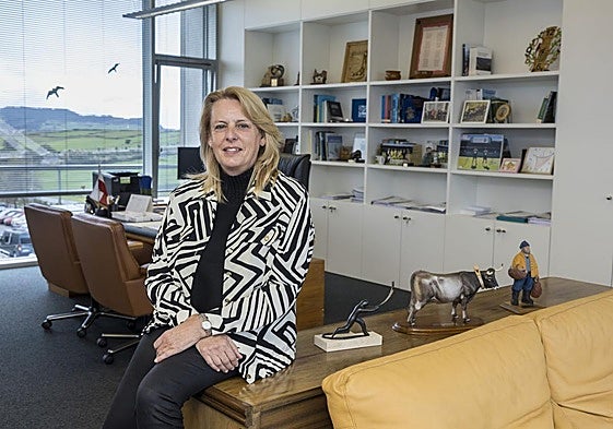 María Jesús Susinos posa para la entrevista, esta semana, en su despacho de la Consejería.