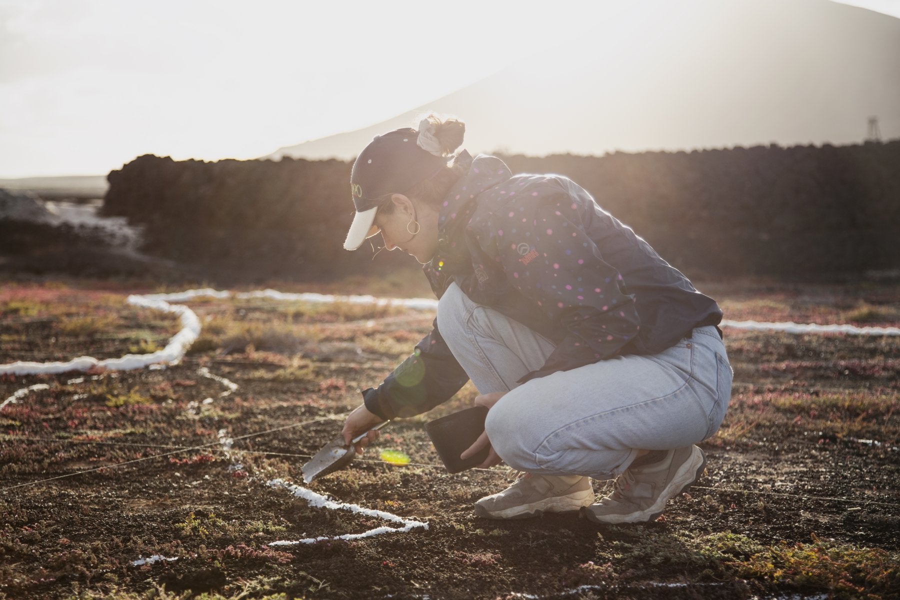 Luna Bengoechea, durante su proyecto de salinas en Lanzarote.
