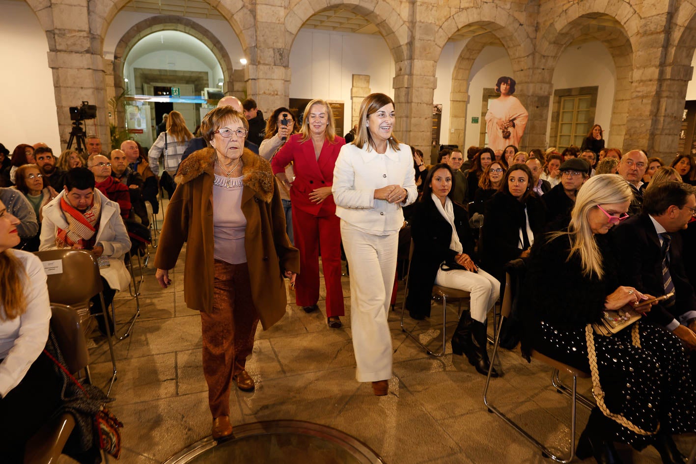 Carmen Sánchez y María José Sáenz de Buruaga en su entrada al patio.