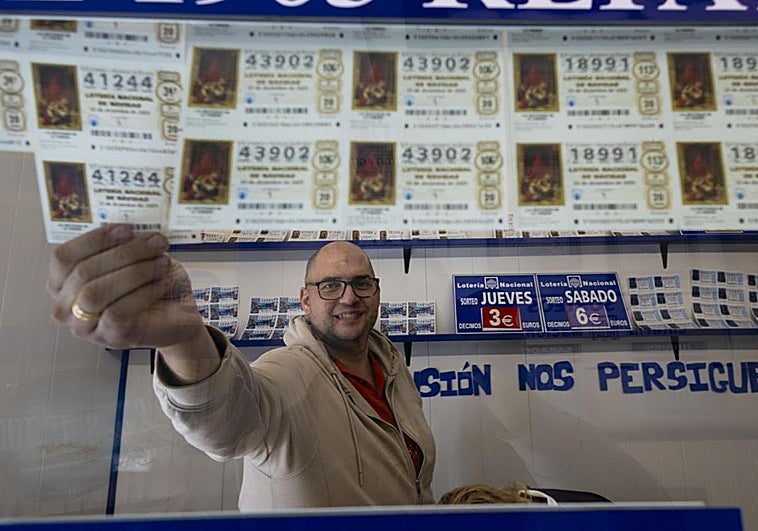 Los compradores de lotería de Navidad no esperan a los últimos días y ya compran sus décimos