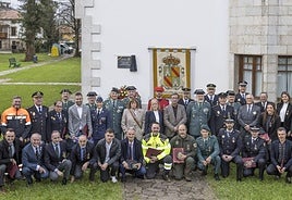 Los condecorados, con miembros de la asociación, ayer en Santa María de Cayón.