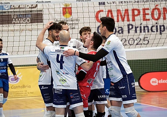 Los jugadores del Textil celebran un punto durante el partido.