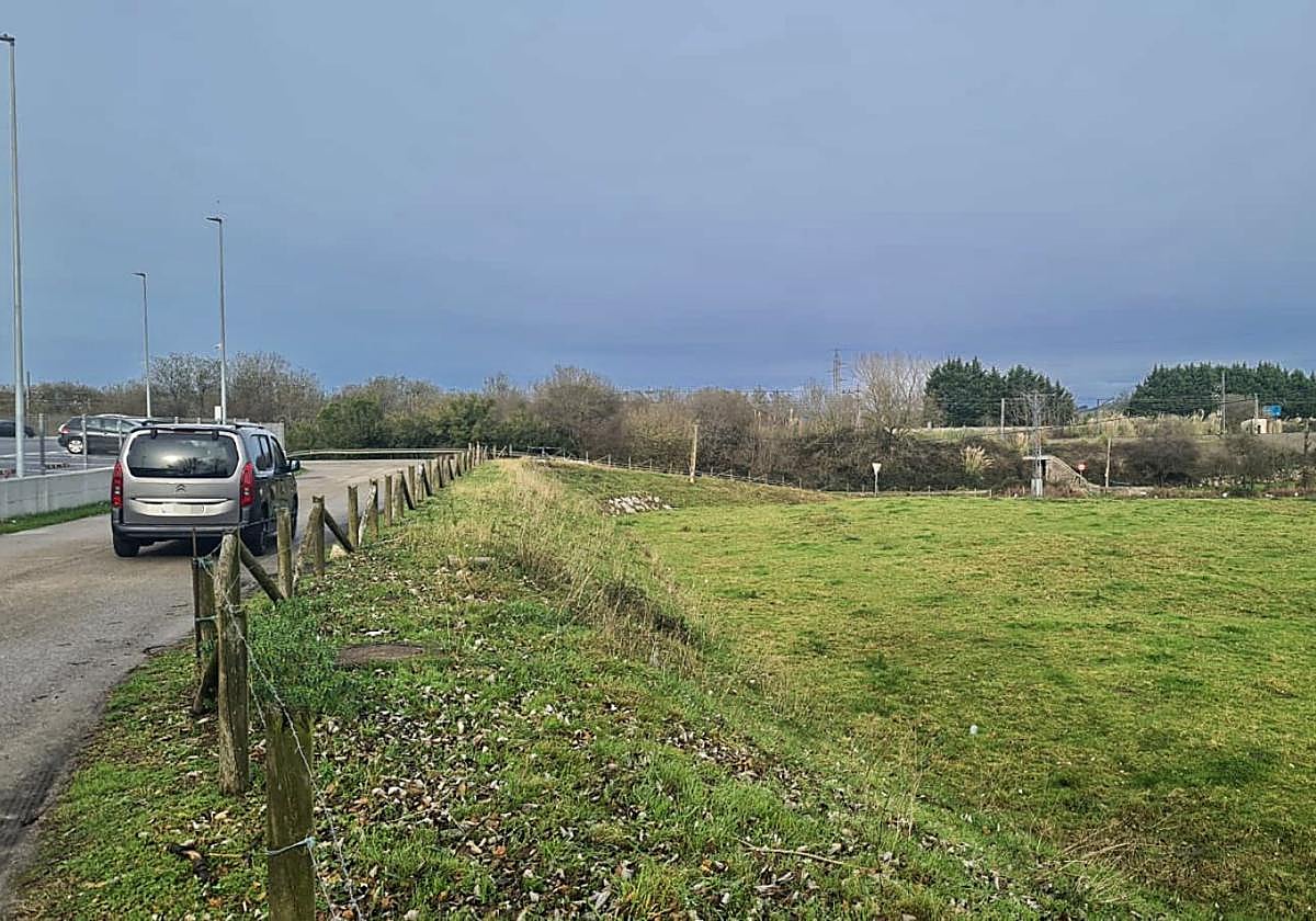 Zona verde donde se proyecta el nuevo parque, en Tanos (Torrelavega).