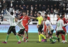 Los jugadores del Racing celebran y los Burgos lamentan cuando el árbitro señala el gol de Villalibre.
