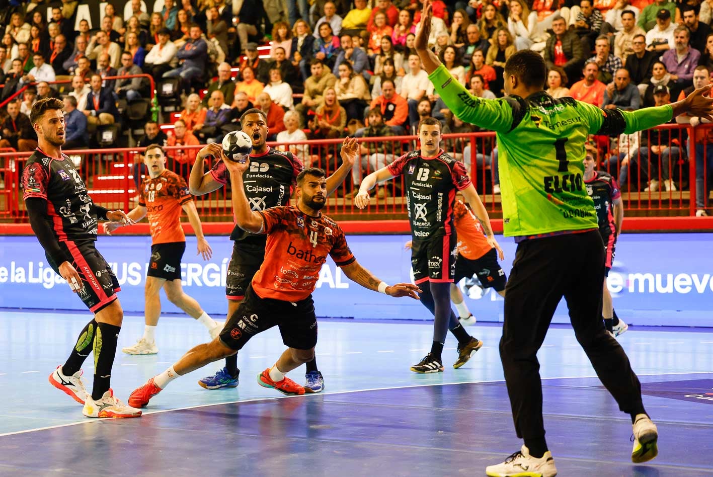 Marcio Da Silva, a punto de batir al portero del Puente Genil. 