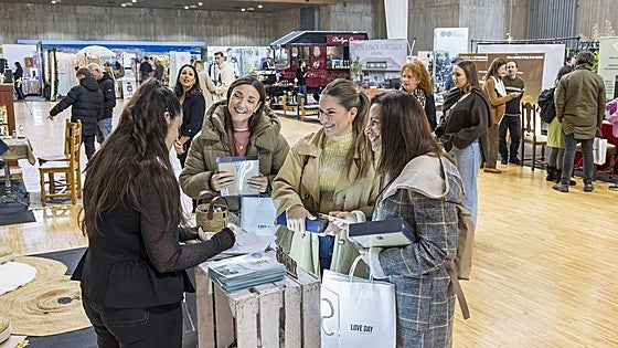 Más de 200 parejas pasan por la mayor feria nupcial de Cantabria