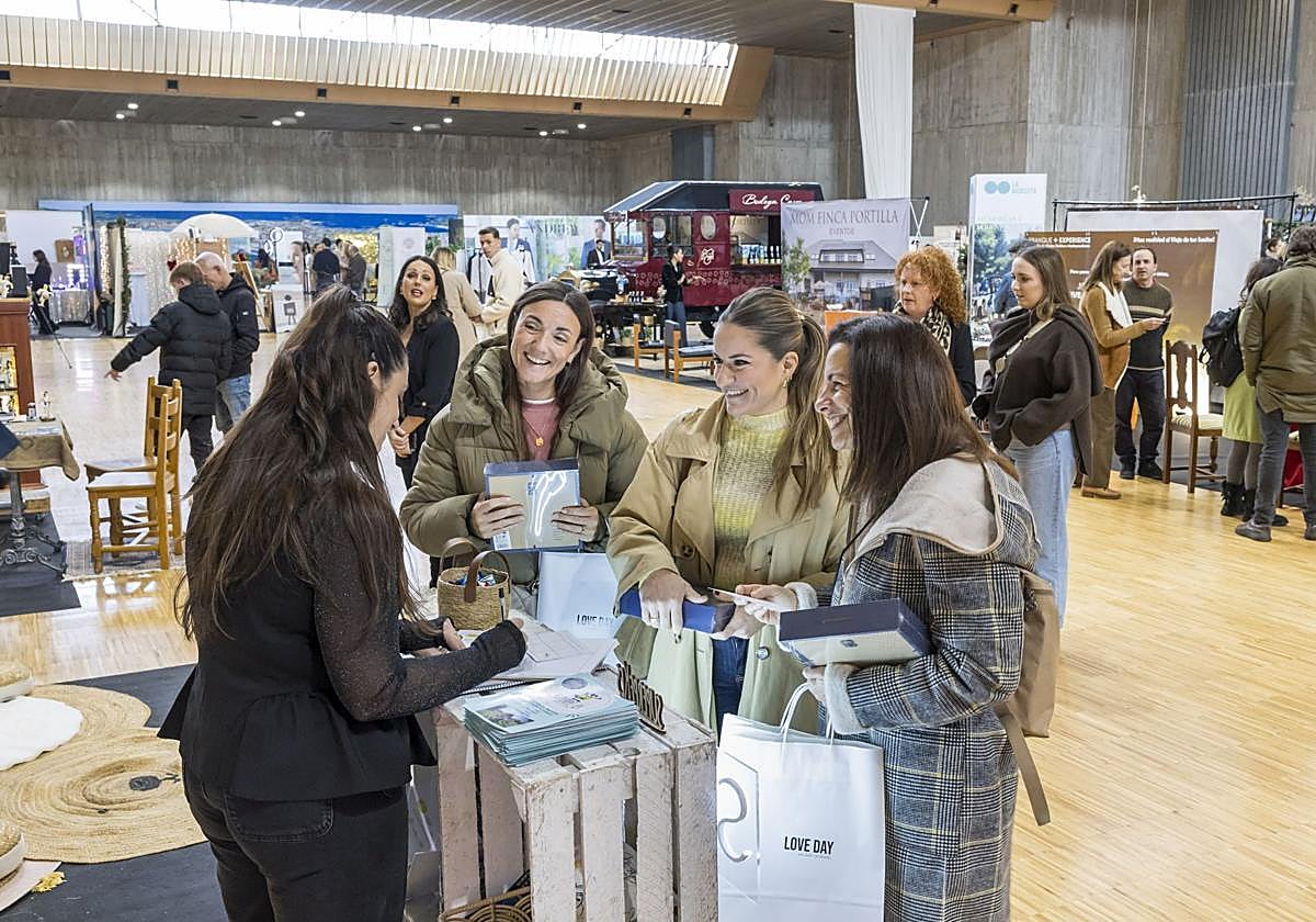 Unas asistentes se acercan a uno de los puestos de la feria Love Day, en el Palacio de Exposiciones.