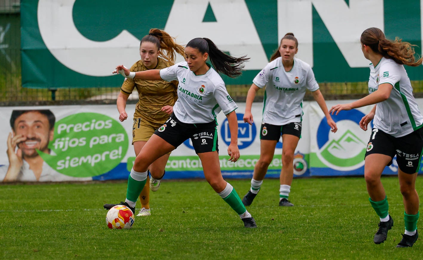 Jimena controla el balón  para iniciar una contra