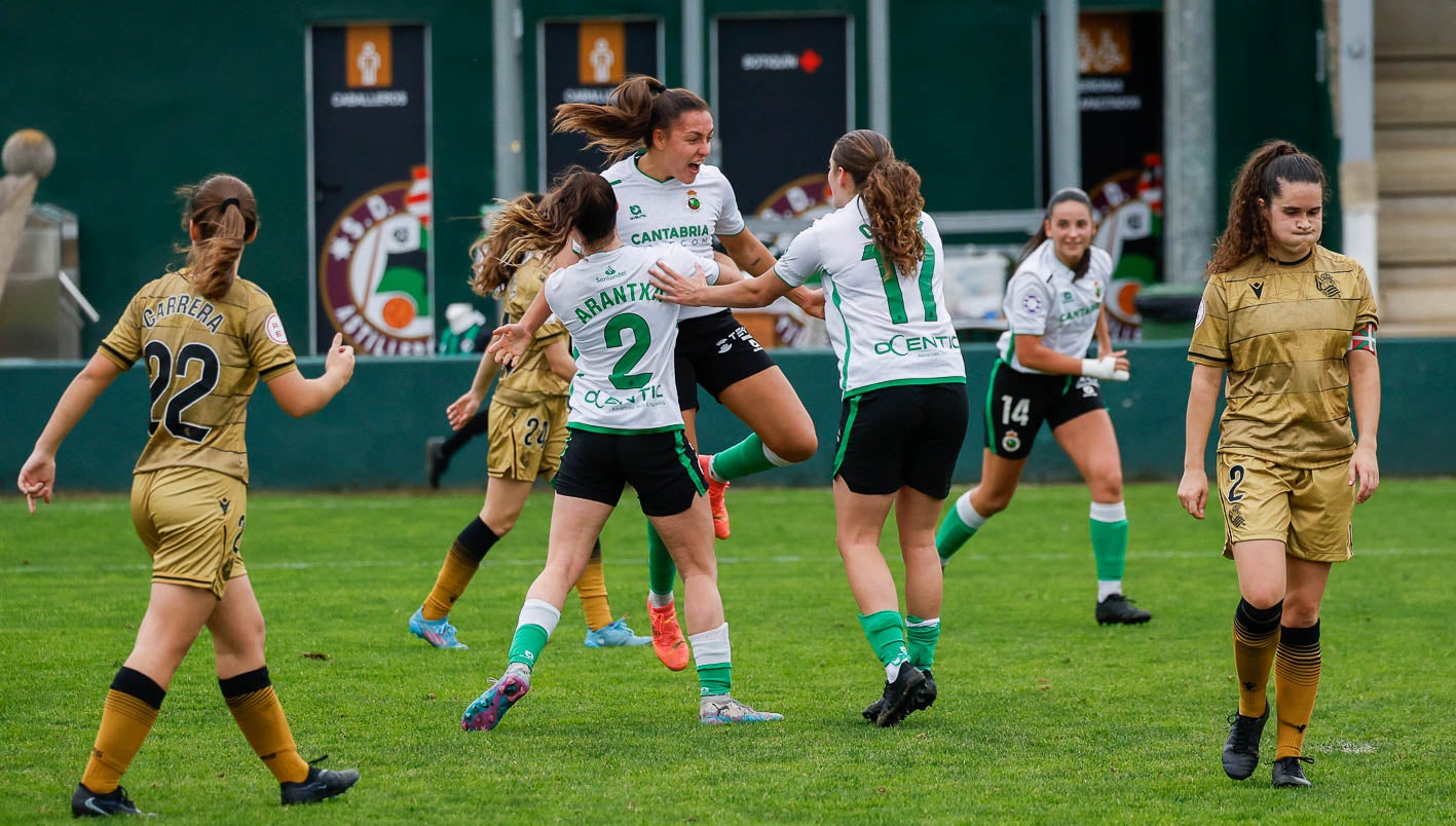 María Corbacho celebra su tanto con sus compañeras