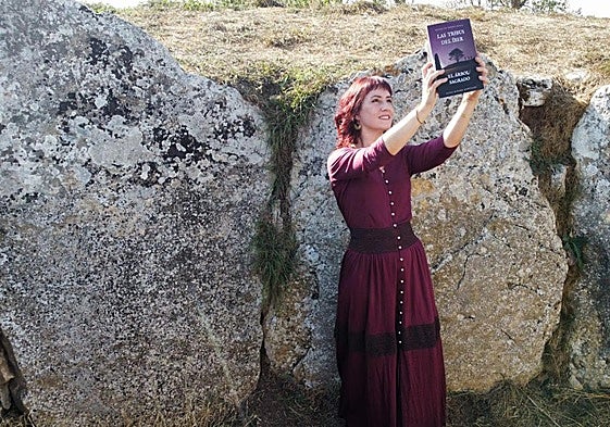 Elisa Ribero Bañuelos portando su tercera novela en la que se cuenta la historia del descubrimiento de la estela y todo lo que ello desató después, junto al nacimiento del colectivo Tribus del Íber.