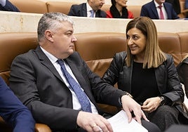 Luis Ángel Agüeros, consejero de Economía, con la presidenta Sáenz de Buruaga.