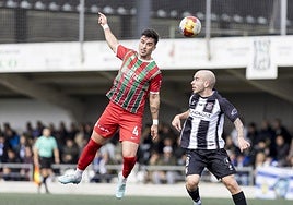 Goñi, de la Gimnástica (izquierda) cabecea el balón ante Rafita, del Escobedo.