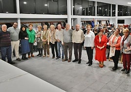 Homenajeados, directiva de la asociación y autoridades en el acto celebrado en La Rasilla.