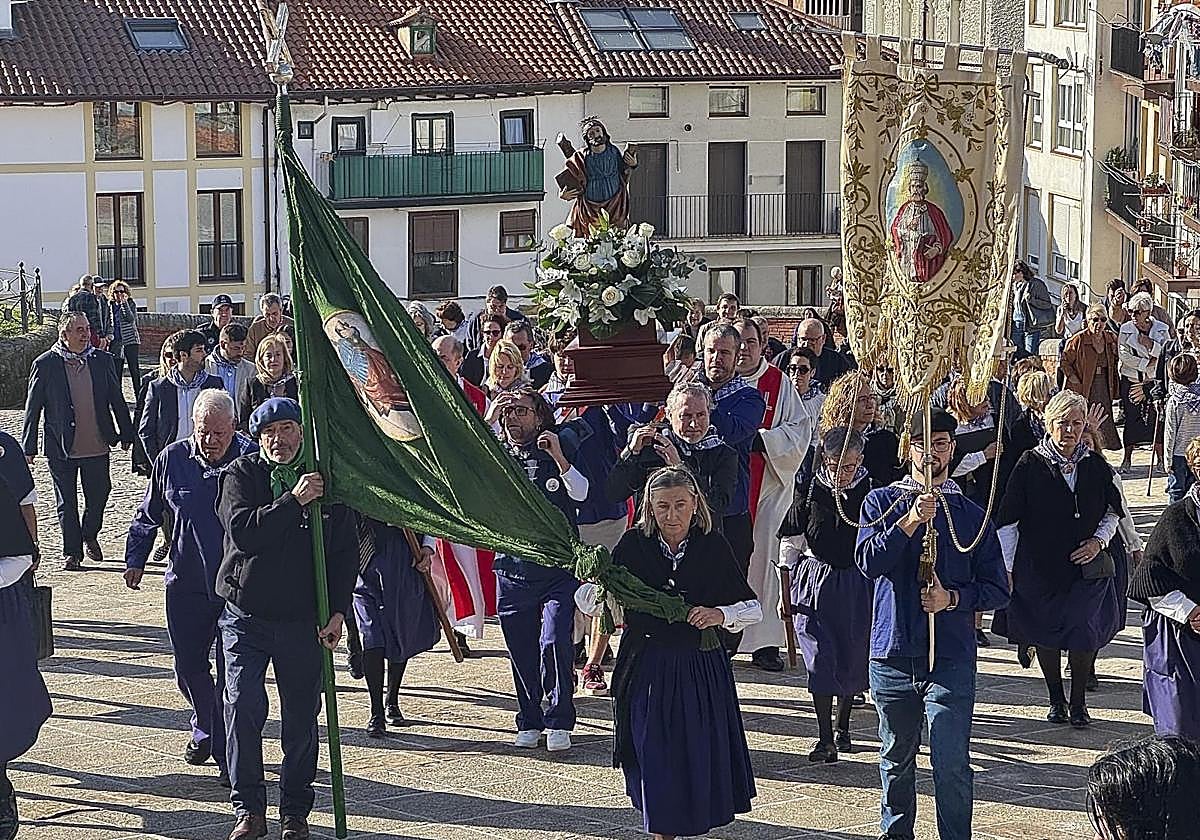 Los cofrades en su tradicional procesión de San Andrés.
