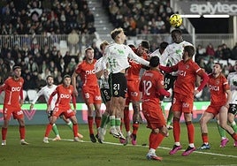 Maguette salta para cabecear el balón junto a Pablo Ramón y varios jugadores del Burgos.
