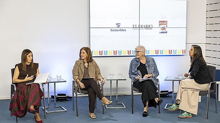Charo Urquiza, Rosa Díaz y Mª Antonia Manzano, durante la mesa redonda moderada por la periodista Saray Ceballos.