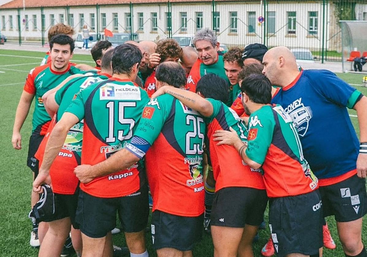 El equipo del Besaya-Cormorán en La Laboral planeando la estrategia de juego.