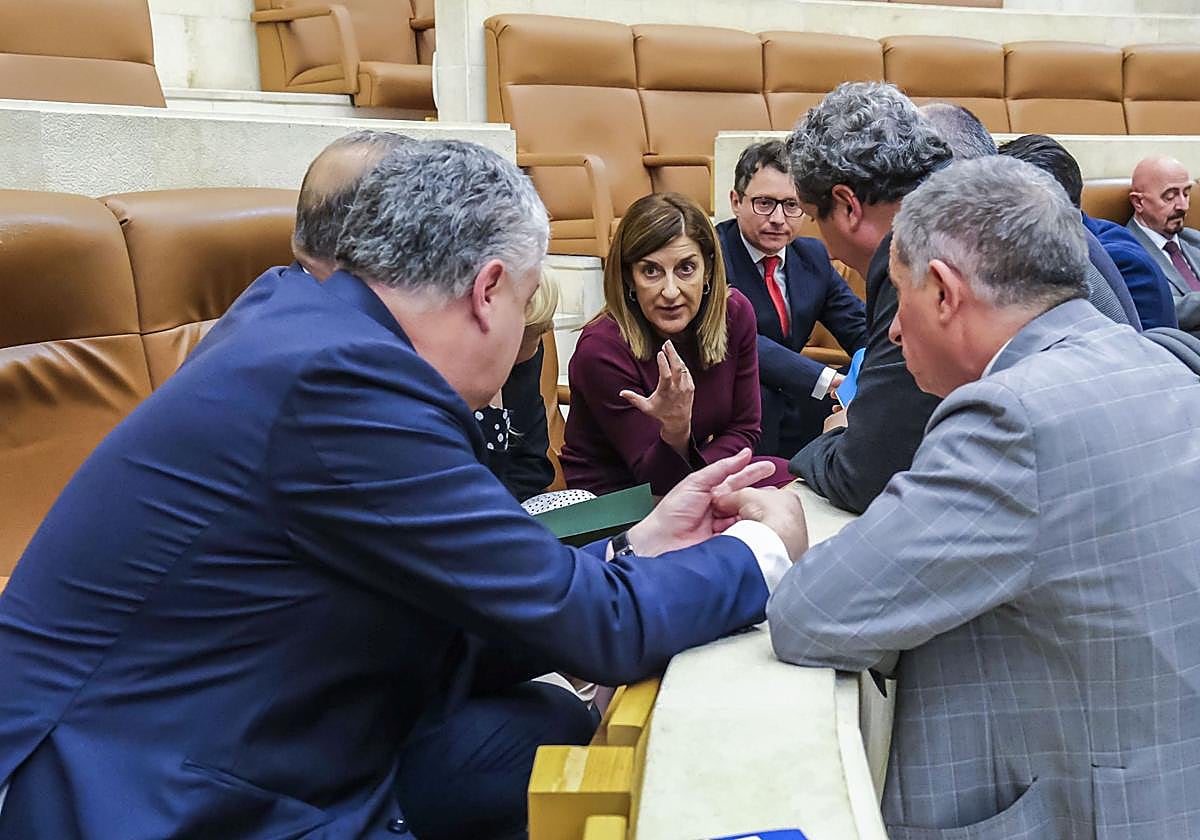 María José Sáenz de Buruaga junto a sus compañeros de bancada este lunes en el hemiciclo.