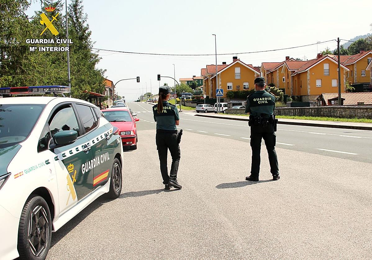Una patrulla de la Guardia Civil durante un dispositivo preventivo de seguridad ciudadana en Medio Cudeyo.