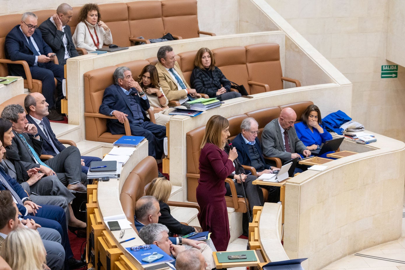 María José Sáenz de Buruaga vota bajo la mirada de la bancada regionalista.