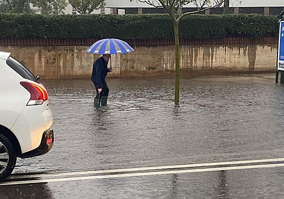 Un trabajador de PreZero en la zona inundada de Valdecilla Sur.