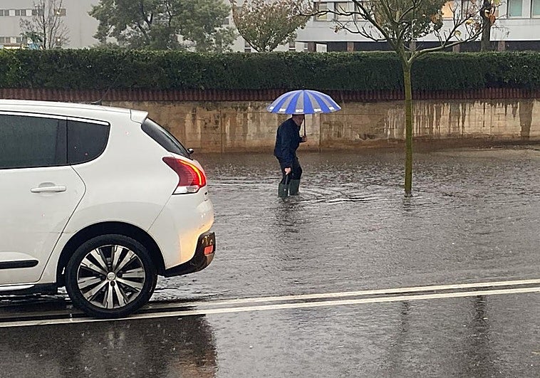 Un trabajador de PreZero en la zona inundada de Valdecilla Sur.