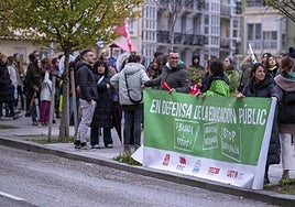 Los sindicatos docentes protestan ante el Parlamento de Cantabria contra la 'cláusula Silva'