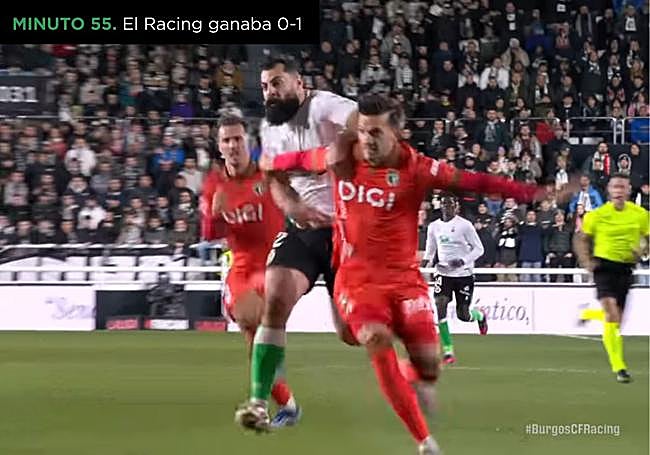 Villalibre pugna con Grego por el balón.