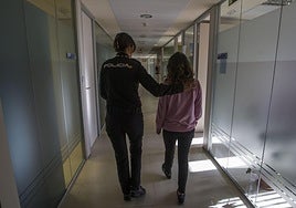 Una agente de la Policía Nacional acompaña a una víctima de violencia machista.