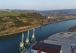 Vista aérea de la ría de San Martín, que la obra salvará con un puente atirantado de 750 metros.