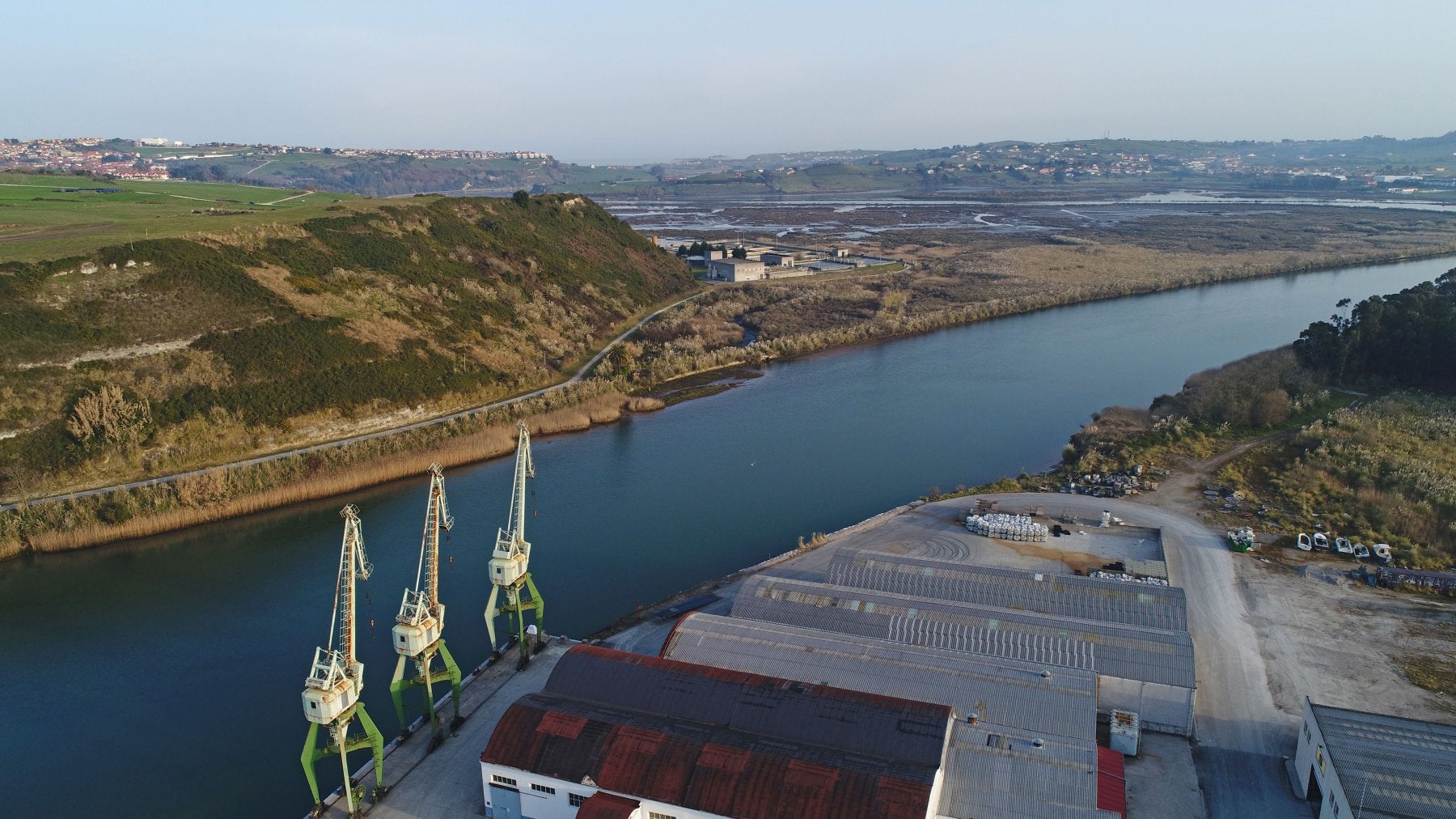 Vista aérea de la ría de San Martín, que la obra salvará con un puente atirantado de 750 metros.