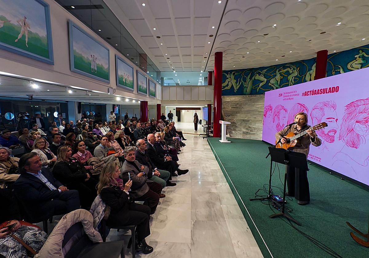 La cantautora Inés Fonseca fue la encargada de abrir el acto del 25-N en Cantabria.