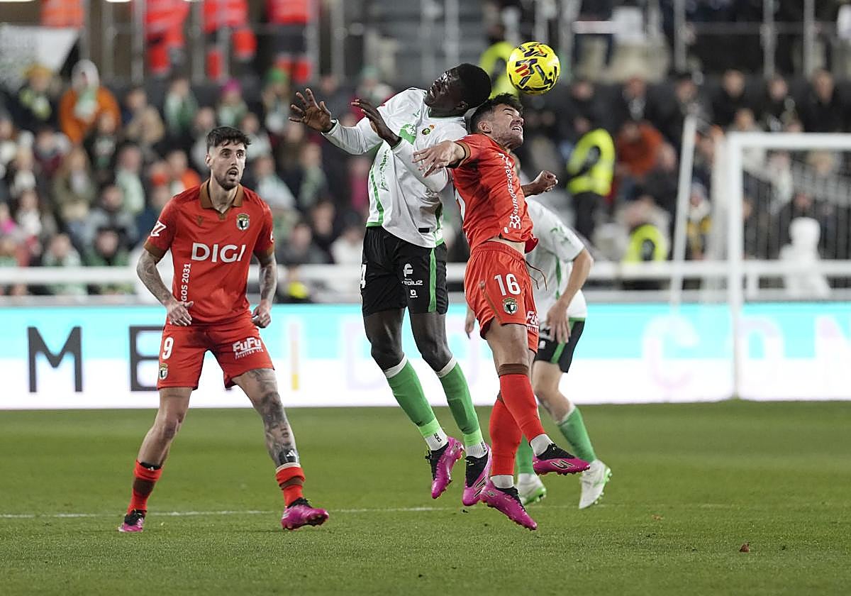 Maguette, en pleno salto con Curro para cabecear el balón en el partido ante el Burgos.