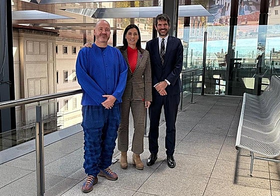 El director del Museo Reina Sofía,Manuel Segader; la alcaldesa, Gema Igual; y el ministro de Cultura, Ernest Urtasun.