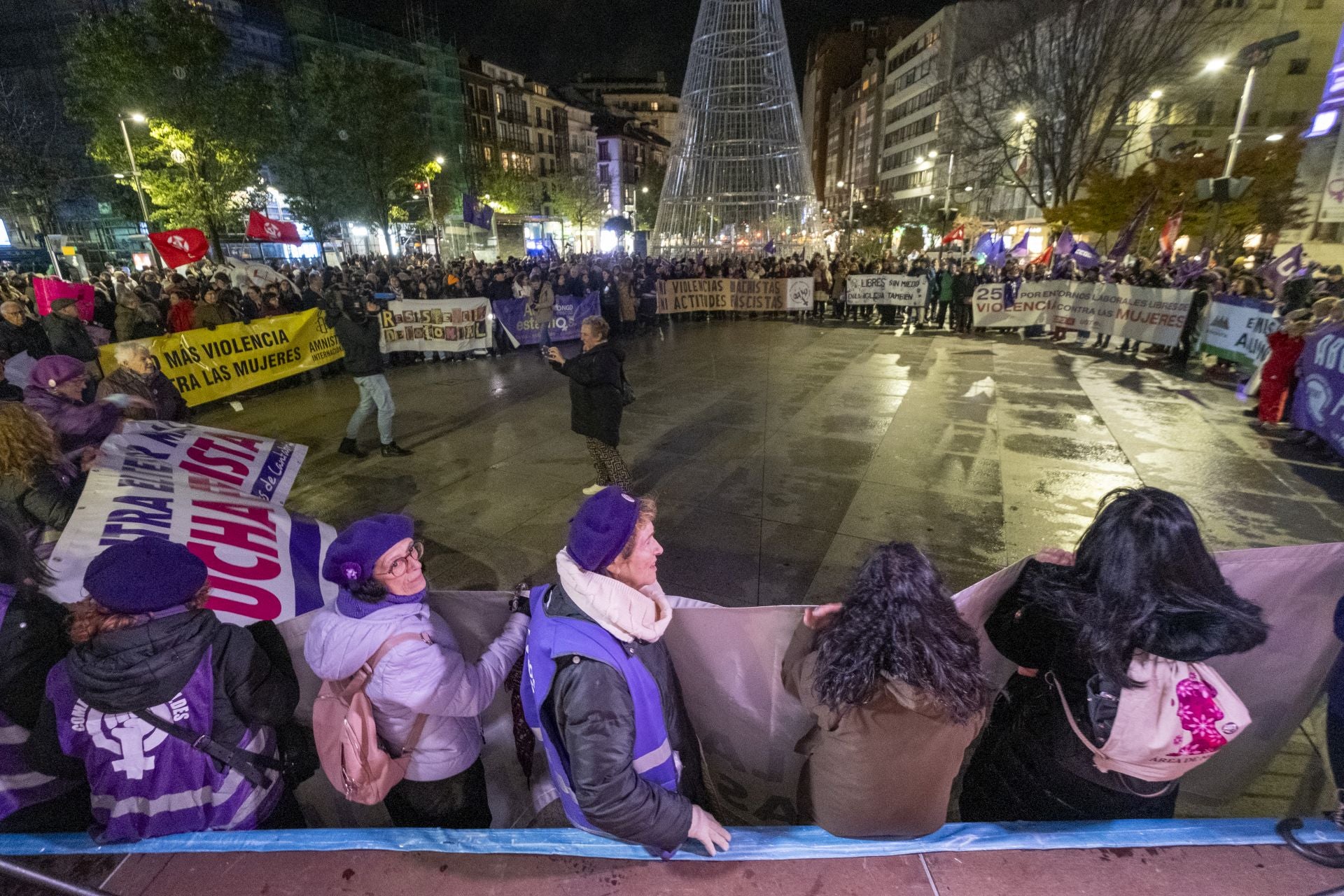 Reunión final de la marcha en la plaza del Ayuntamiento de Santander con todas las pancartas en el centro. 