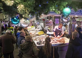 Varios clientes, ayer, esperan para ser atendidos en una de las pescaderías del Mercado de la Esperanza, en el centro de Santander.