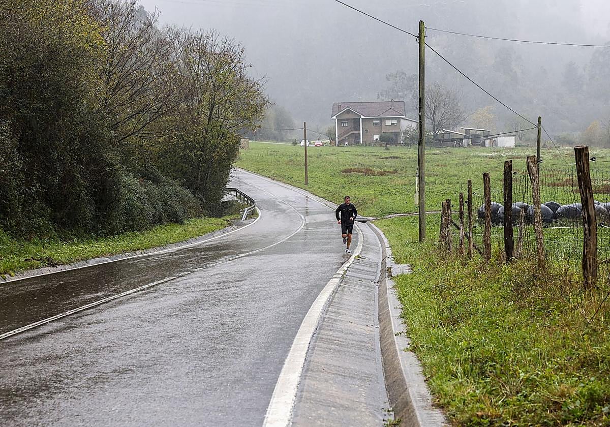Un vecino practica deporte en la CA-700, en la zona donde se producen las inundaciones.