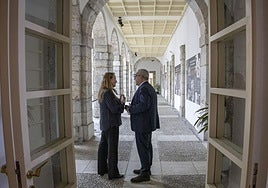 La portavoz de Vox, Leticia Díaz, charla en el Parlamento con su homólogo del PRC, Pedro Hernando.