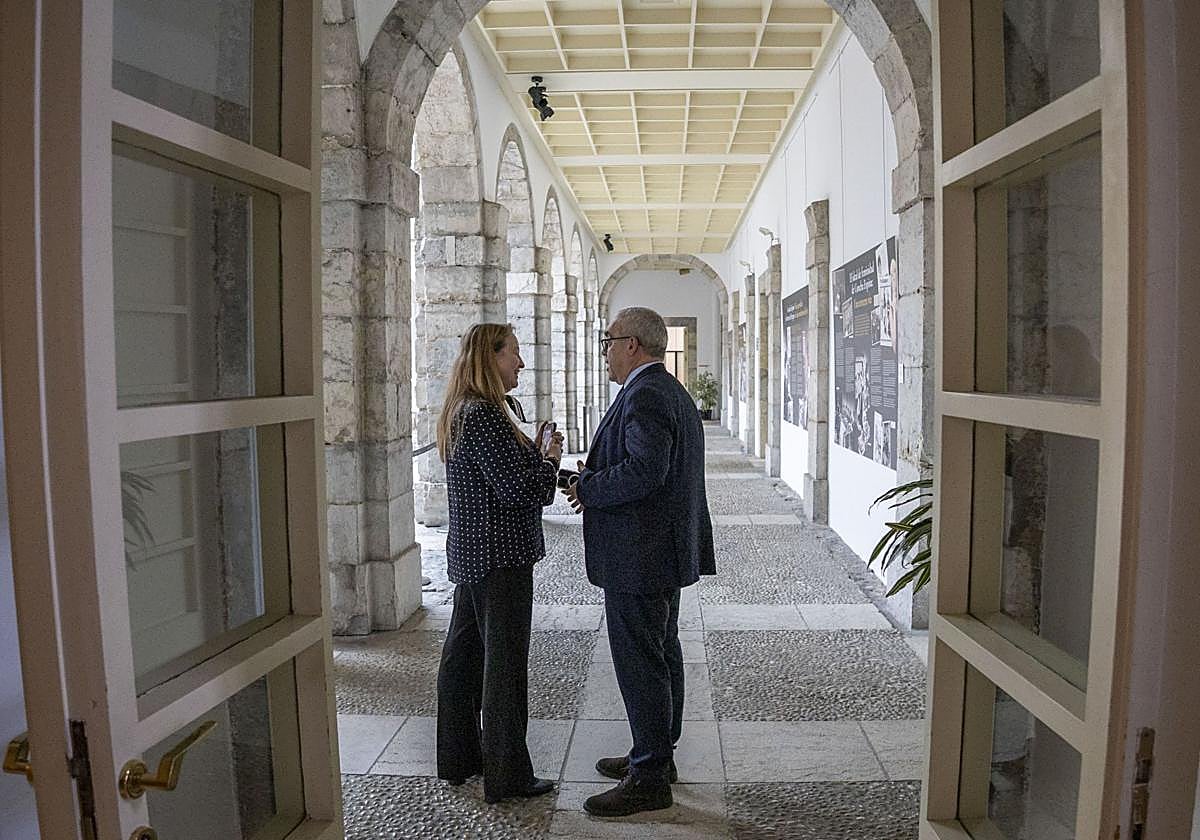 La portavoz de Vox, Leticia Díaz, charla en el Parlamento con su homólogo del PRC, Pedro Hernando.