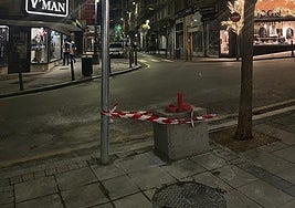 Mástil donde se colocará la cámara y, en el suelo, soporte de hormigón que sostendrá el dispositivo de vigilancia.