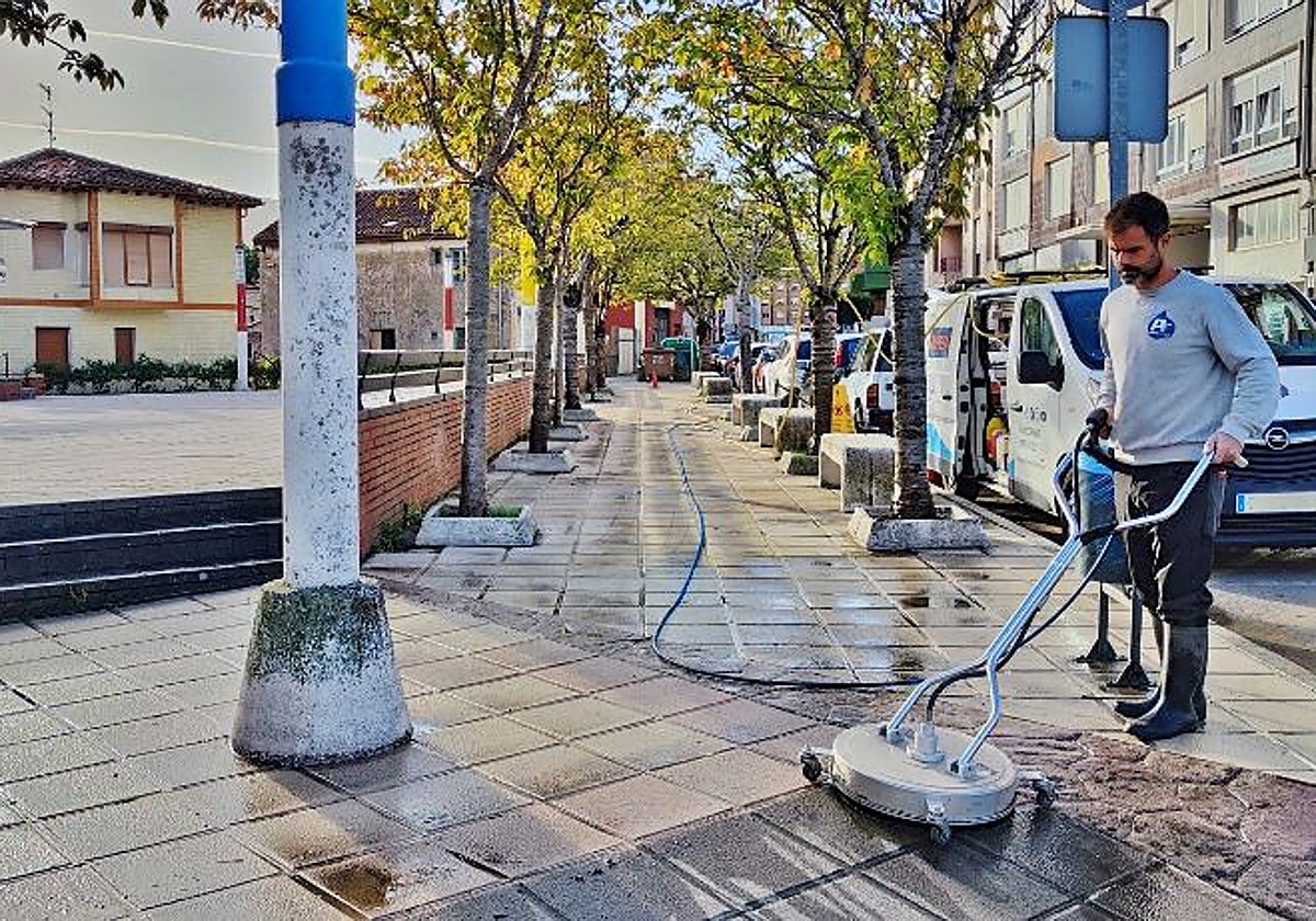 Pablo Ruiz limpiando las calles de la plaza de la Pontanilla.