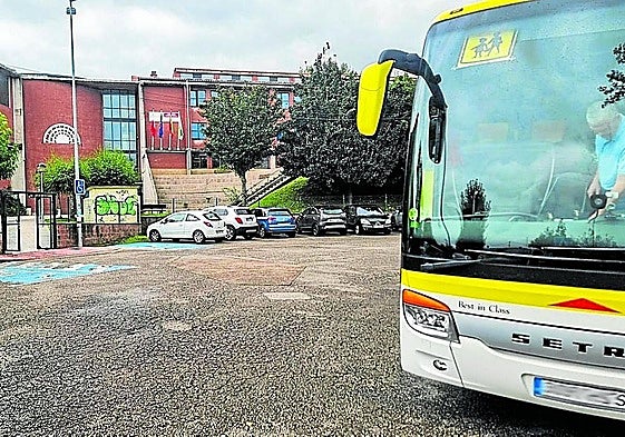 Un bus de transporte escolar ante el instituto de Renedo