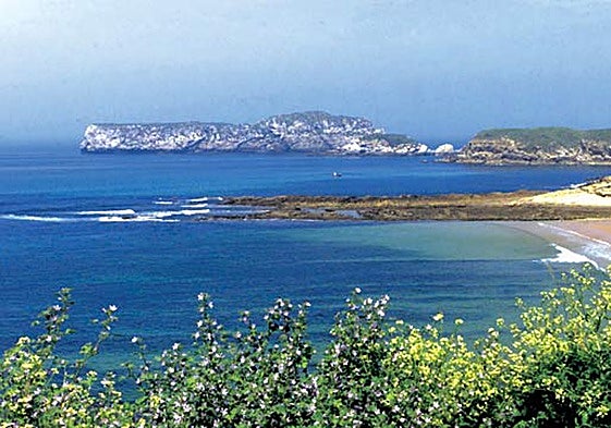 Vista de la isla de los Conejos, en Miengo.
