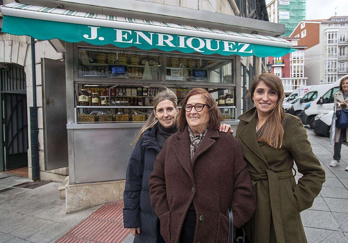 María José Enríquez, en el centro, y sus hijas Laura (izquierda) y Marta (derecha) Elío, frente a su puesto de encurtidos.